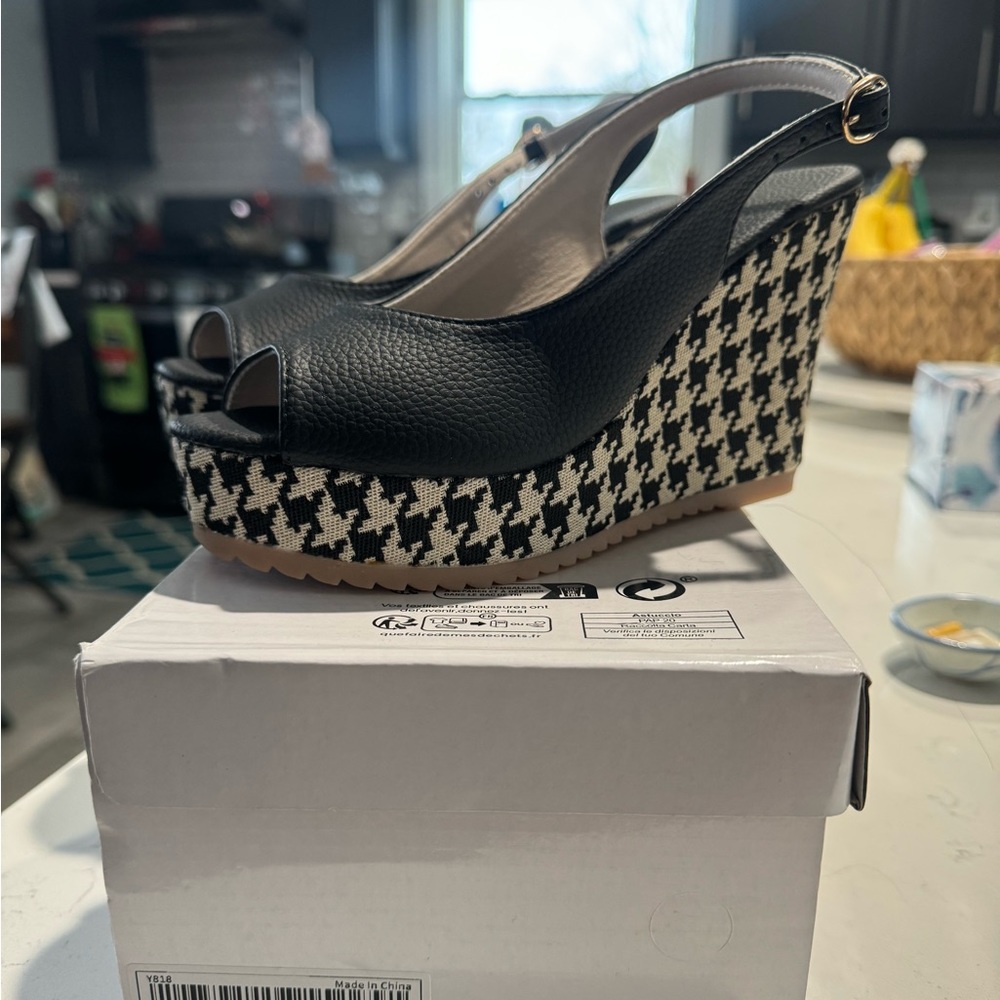 SHEIN wedge shoes. It’s size CN36. Brand new , never wear it.